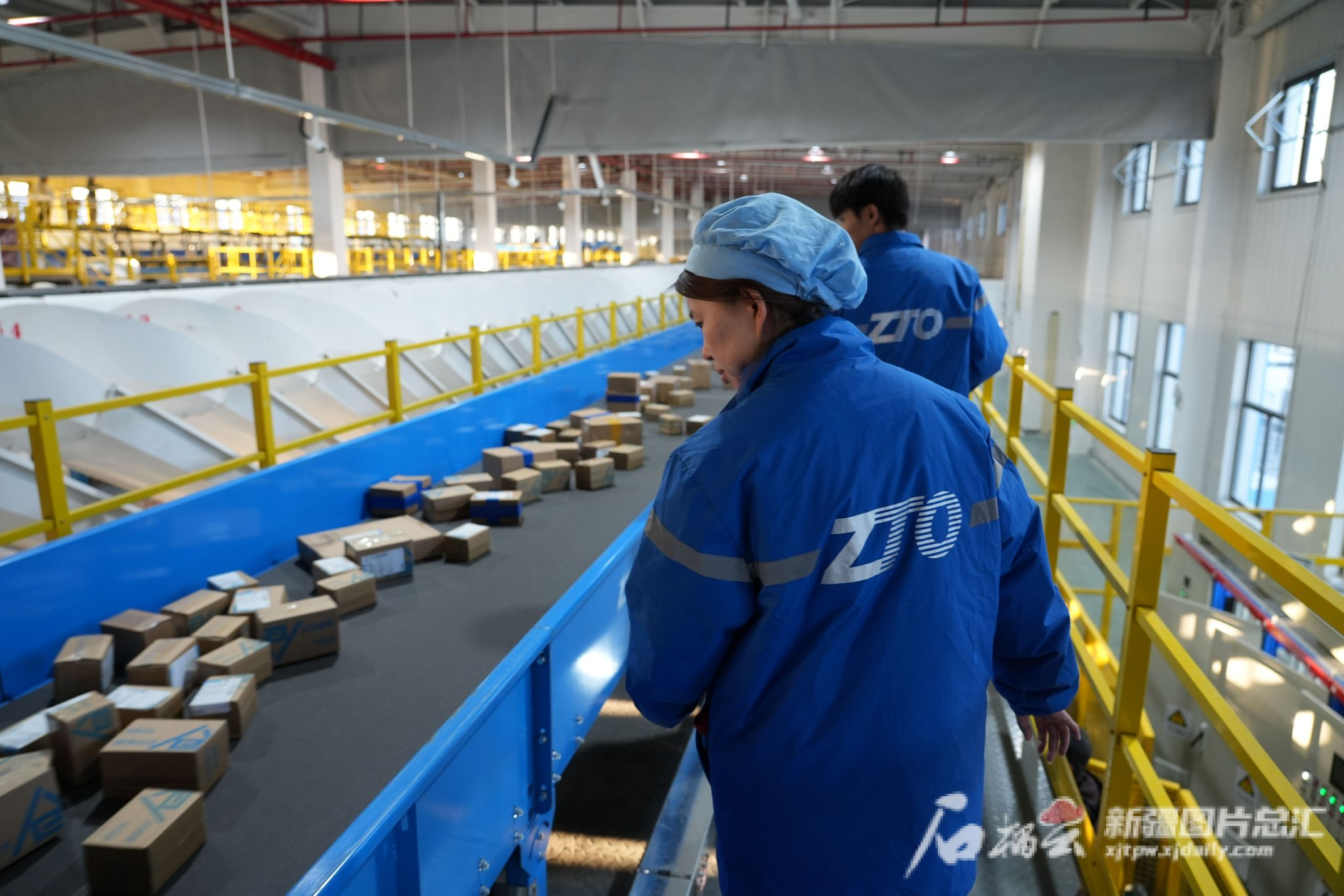 在中通快递位于乌鲁木齐的省级分拨中心,工作人员正检查流水线上的