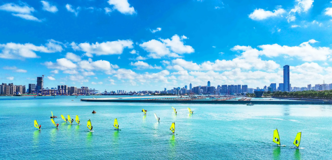 图/陈元才《海口西海岸帆板帆船》