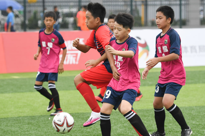 资料图:2020年8月15日,2020年百队杯足球赛u13男子组比赛进行中.