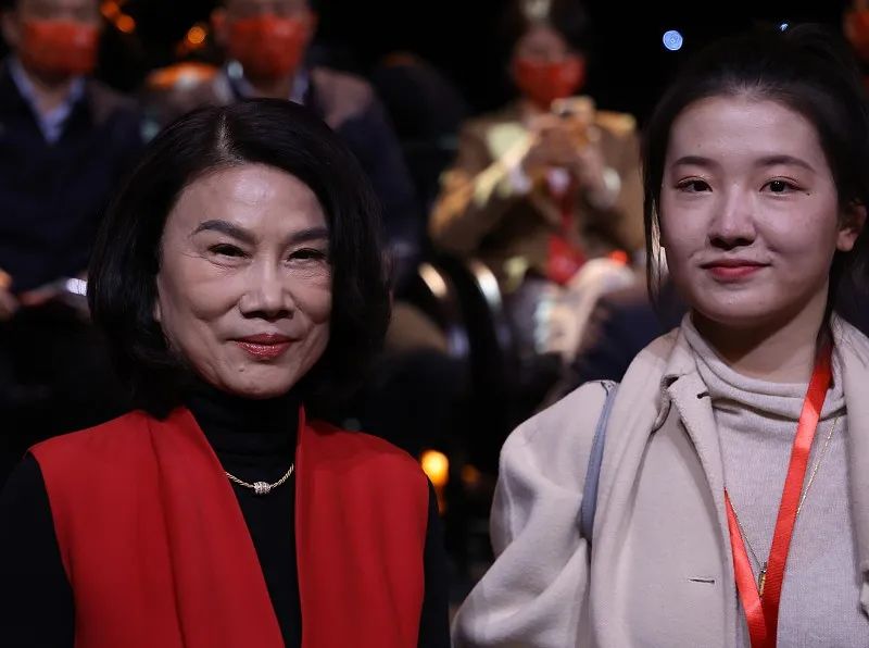 董明珠和孟羽童 图源:视觉中国11月6日,董明珠在接受《财经郎眼》采访