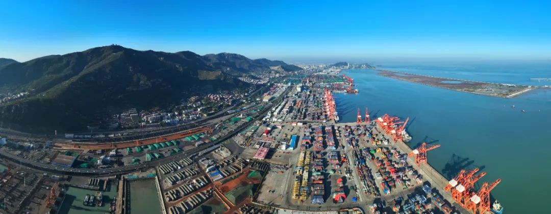 9711月7日,江苏省连云港港集装箱码头,船舶正在进行装卸作业.