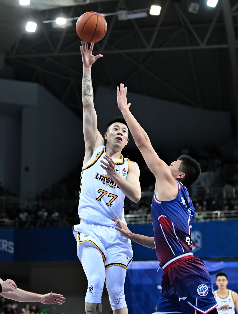 11月6日,辽宁队球员张镇麟(左)在比赛中进攻.新华社记者 孙凡越 摄