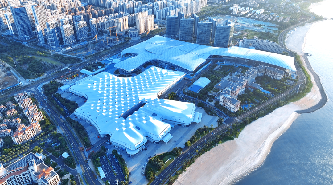 在西海岸度假区内以省会展中心为载体平台已成功举办三届中国国际消费