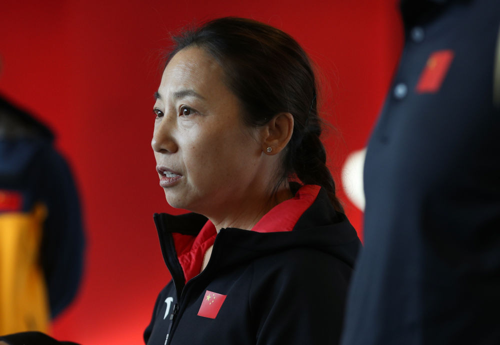 11月6日,速度滑冰国家集训队总教练李琰在训练前讲话.