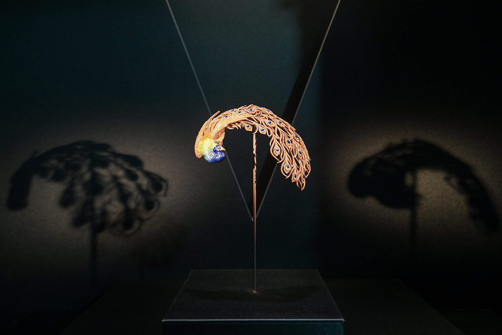 v muse展台的孔雀珠宝——其通体施以珐琅,上嵌1742颗玫瑰式切割钻石