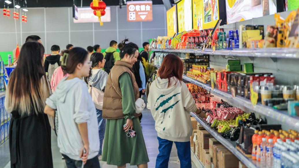 2023年10月15日，陕西西安，市民在超市内选购商品。IC  图