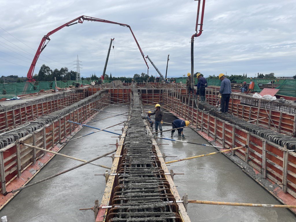 中德物流港园区二标项目广定东路大桥现浇梁施工现场.受访者供图