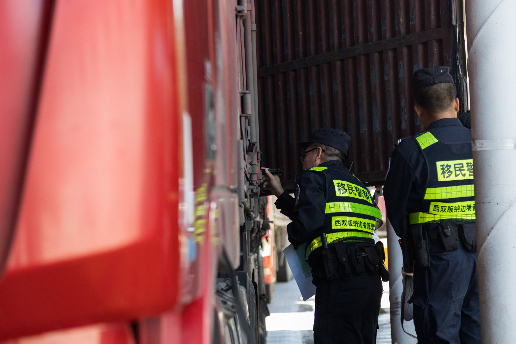 董孔洁和执勤民警查验过往车辆. 西双版纳边境管理支队供图