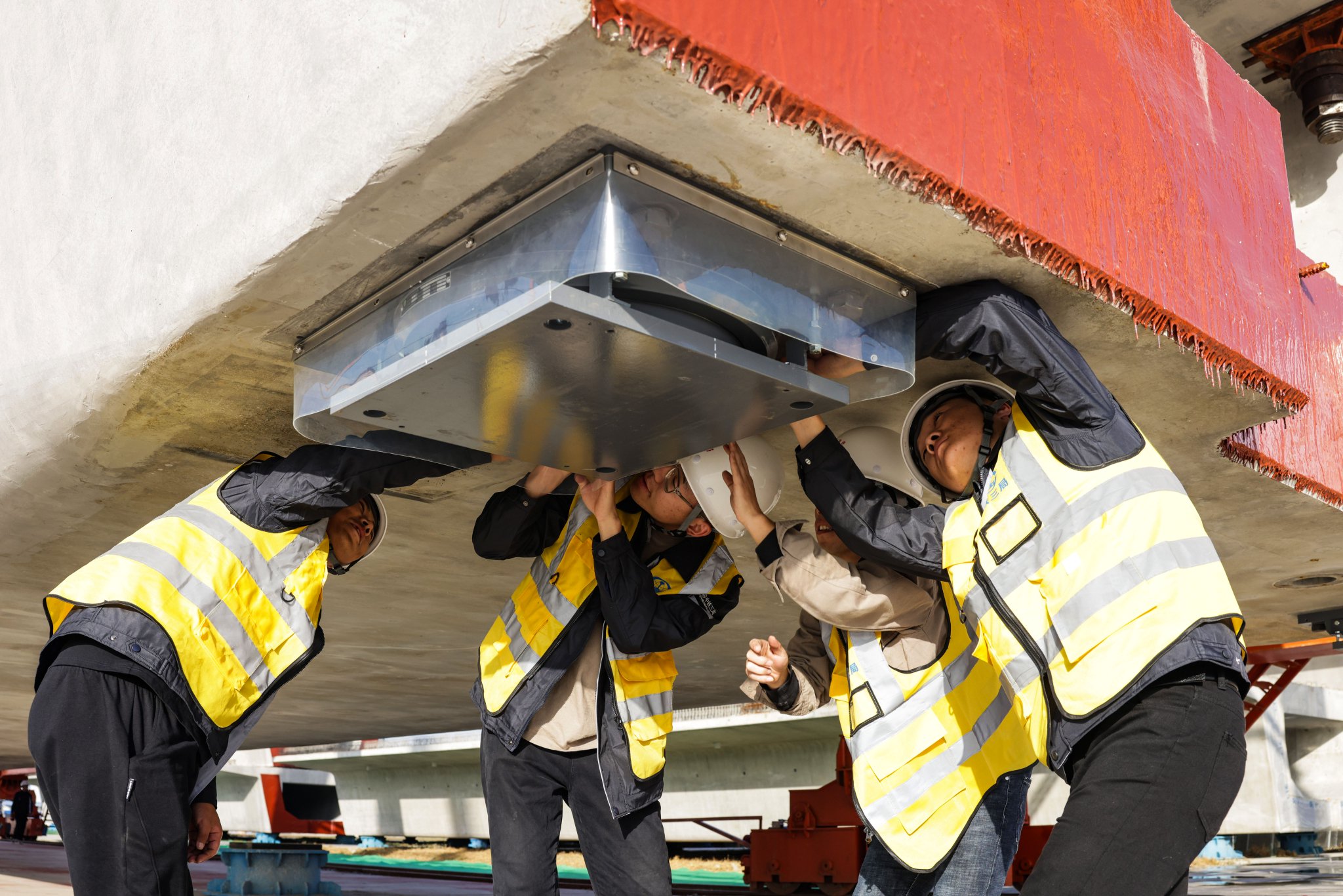 改变吊车站位以及调整支腿摆放位置,克服了提梁机组装场地狭小的难题