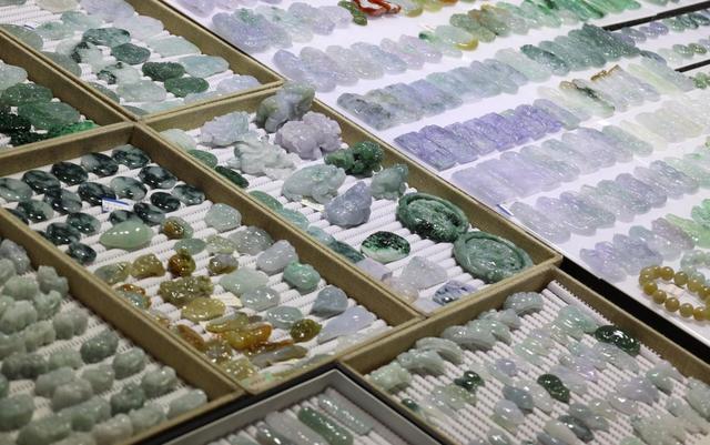 瑞丽"多宝之城"胞波街摊位上售卖的翡翠商品.