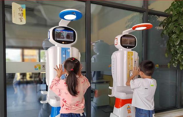 清晨，在乌镇龙翔中心幼儿园，晨检机器人对孩子们进行健康测量。乌镇镇人民政府供图