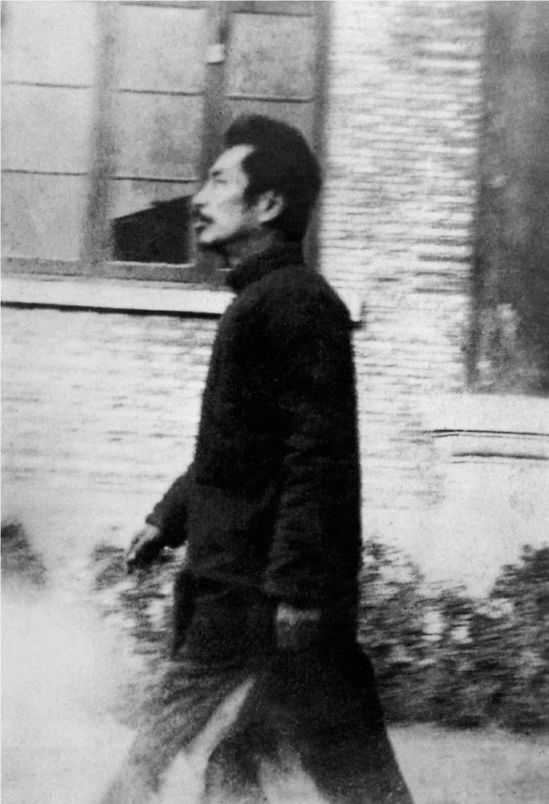 行走中的鲁迅(1881年9月25日—1936年10月19日).