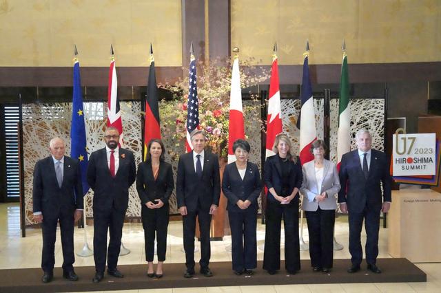 日本东京,七国集团外长会议第二日,各国代表合影留念