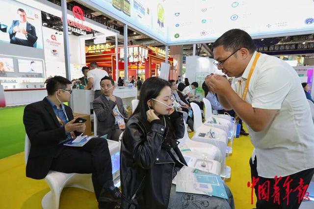 第六届中国国际进口博览会上,人们在潓美集团展位体验新型氢氧气雾化