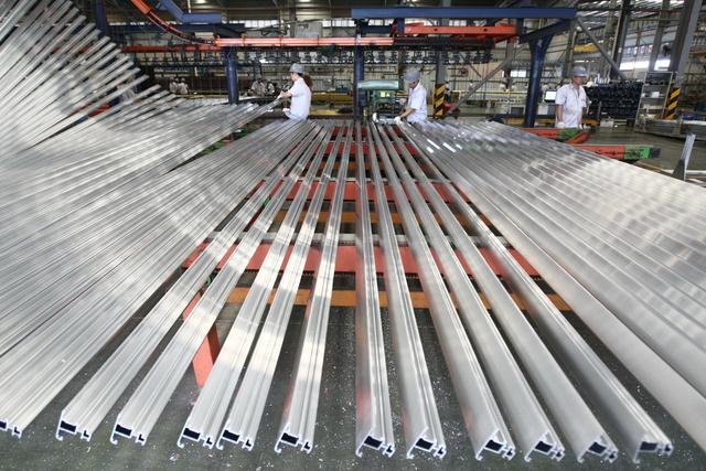 广东佛山,广东银一百创新铝业有限公司的铝材生产线. ic photo 图
