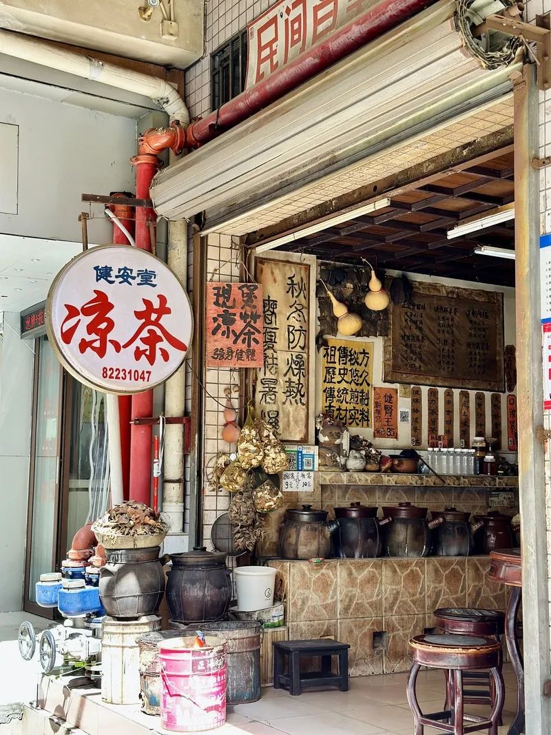 向西村这家老凉茶铺开了20多年了,一直坚持用瓦煲煲凉茶,老板热情健谈