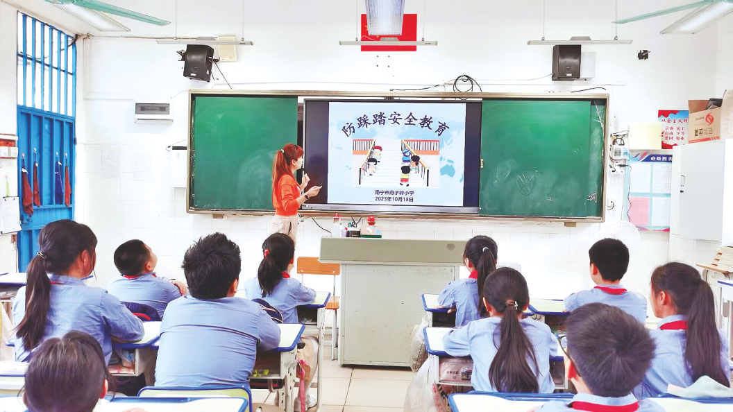 &nbsp;&nbsp;&nbsp;&nbsp;▲南宁市燕子岭小学班主任对学生进行防踩踏