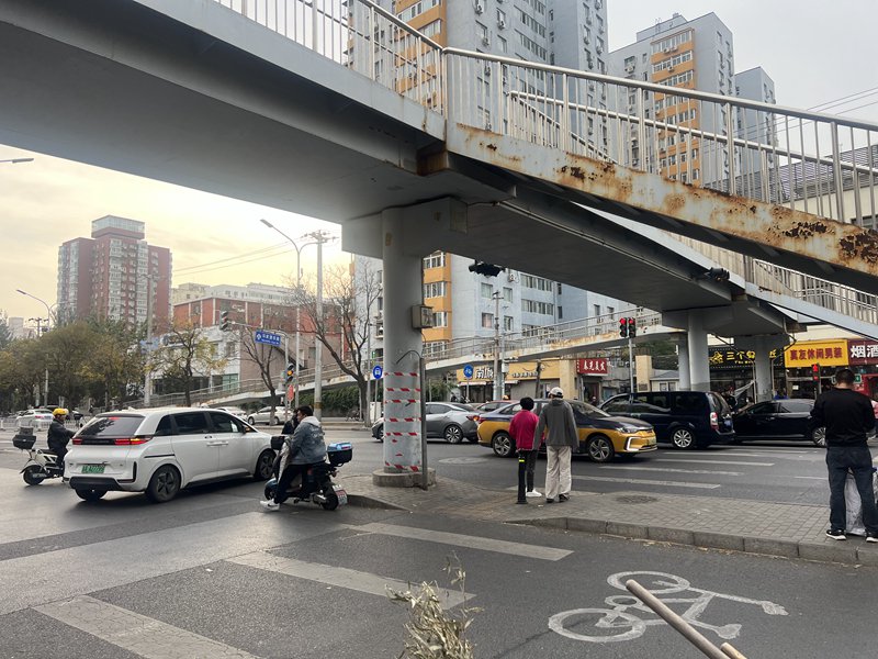过个马路忒费劲,多处天桥遭吐槽,市民:给部分天桥加装电梯|医院_新浪