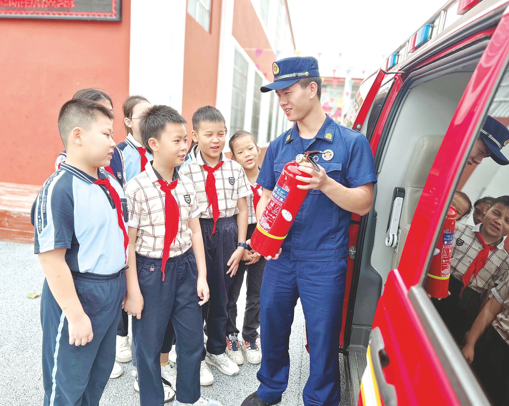 &nbsp;&nbsp;&nbsp;&nbsp;▲南宁市二塘小学学生们认真聆听灭火器的