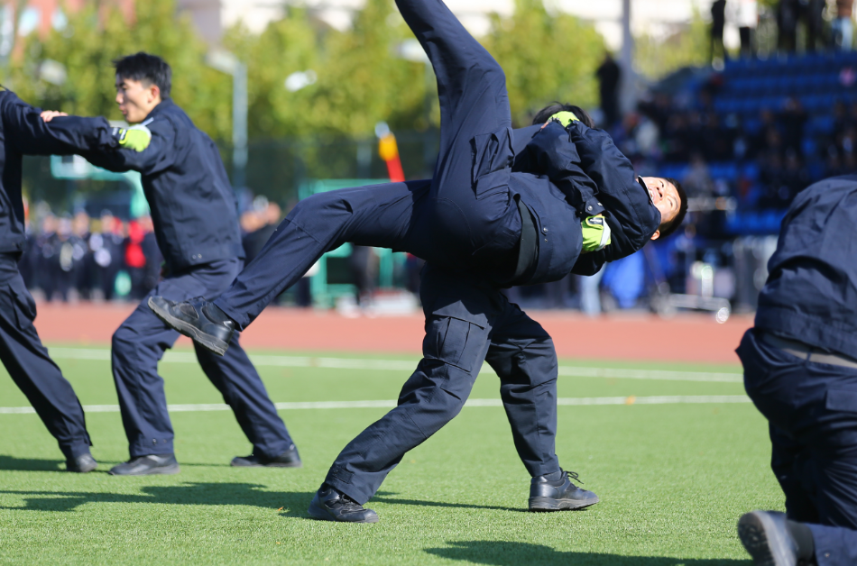在警体项目演练中,擒敌拳,警棍盾牌操两个演练项目,民警动作整齐划一