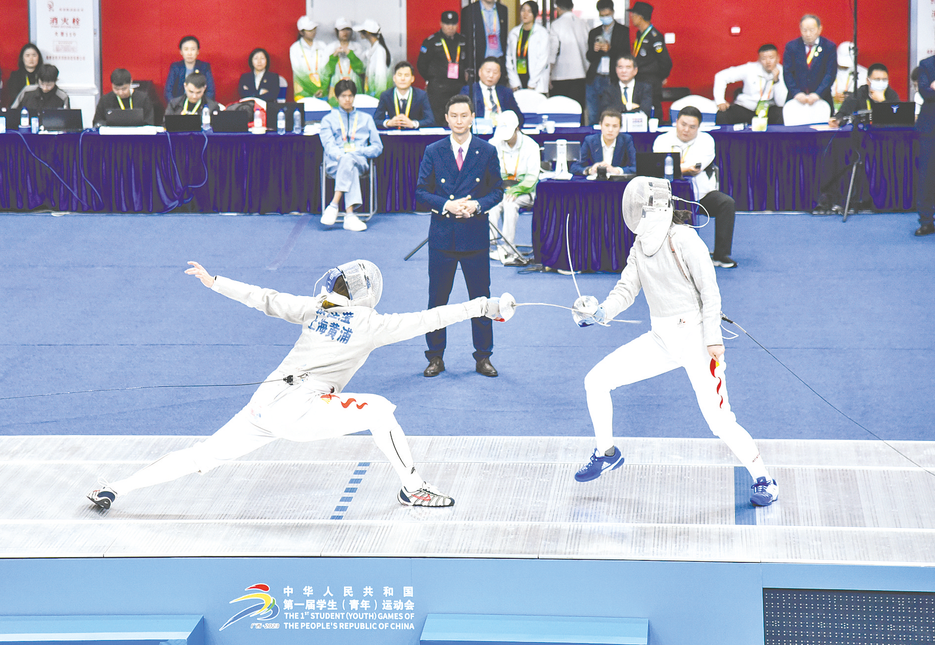 &nbsp;&nbsp;&nbsp;&nbsp;击剑比赛女子佩剑团体赛中,双方选手进行