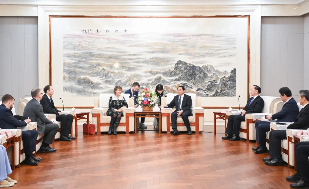 11月8日,省委书记,省人大常委会主任郝鹏,省委副书记,省长李乐成会见