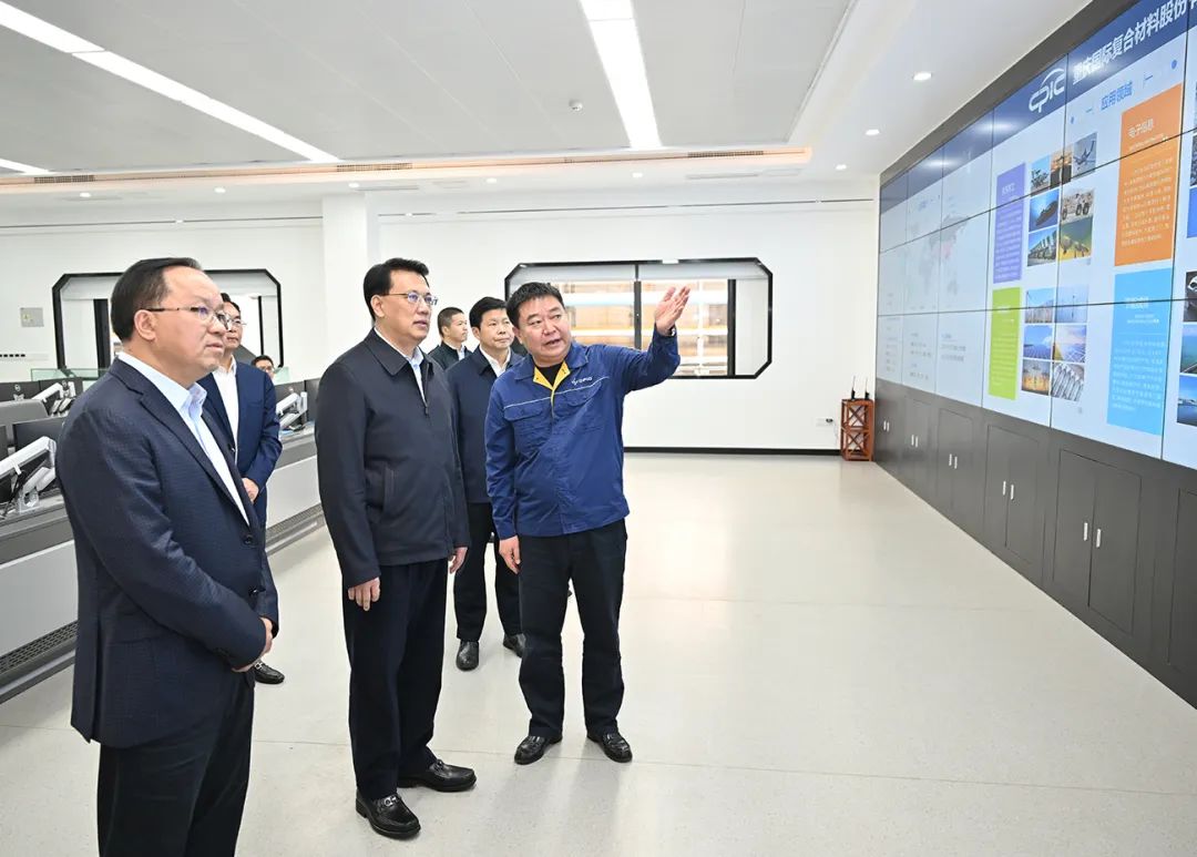 11月9日上午,在重庆国际复合材料股份有限公司,市委书记袁家军了解