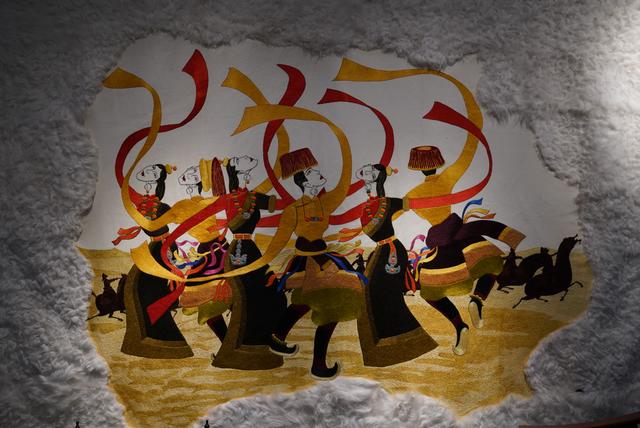 丹噶尔古城湟源皮绣展馆展出的皮绣作品. 澎湃新闻记者 王珏玮 图