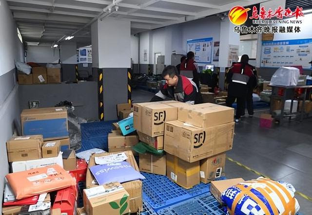 新疆顺丰速运有限公司长春路营业网点,快递员正在分拣抵达的派送包裹