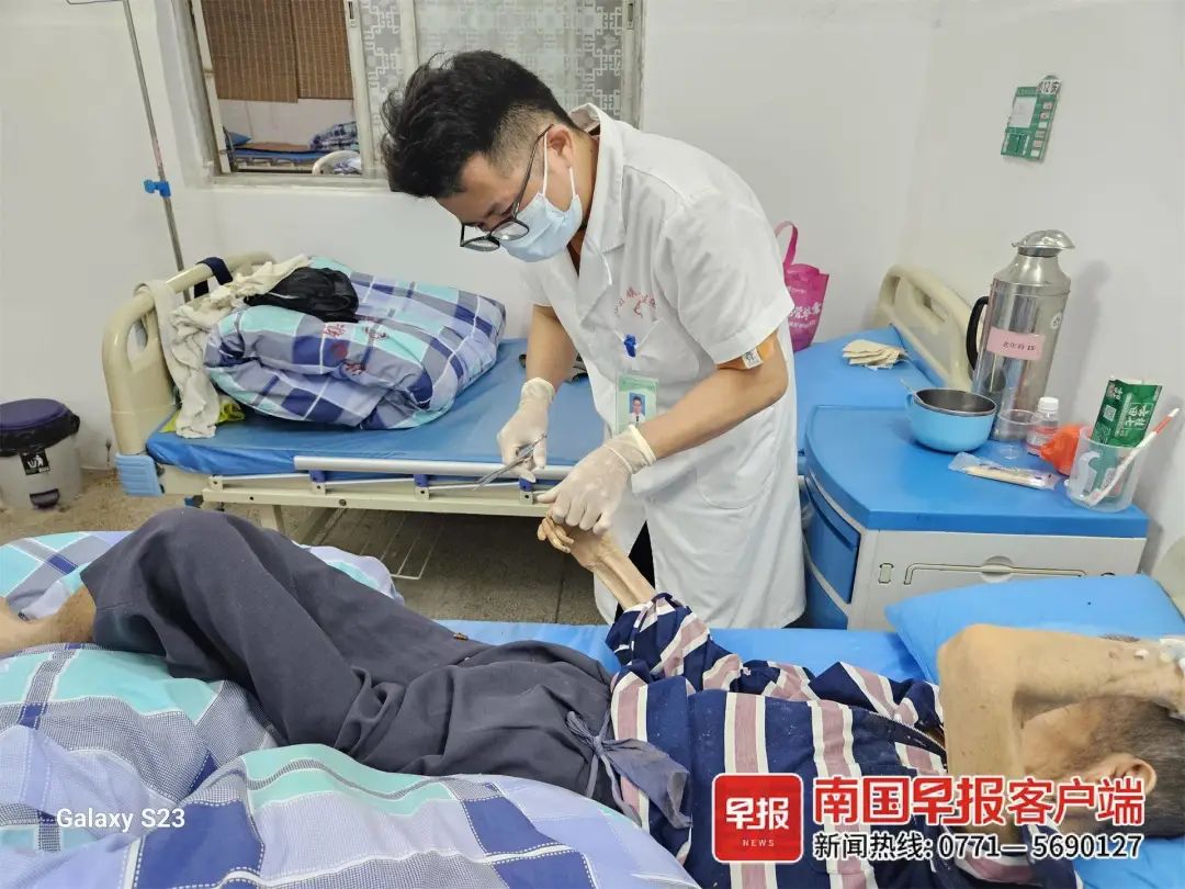 广西一医生为老人剪指甲,获5000元奖金!