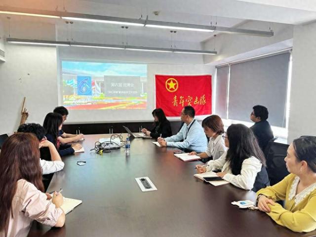 上海外服青年突击队员们正在开会布置进博会保障工作.团上海市委供图