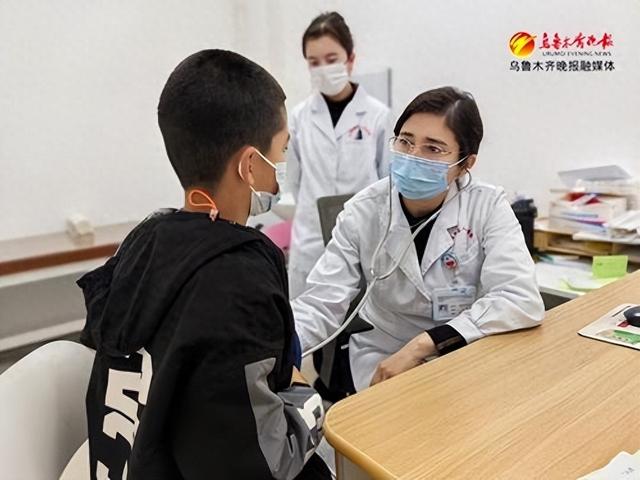 在自治区第三人民医院儿科门诊,医生正在为呼吸道疾病患儿听诊