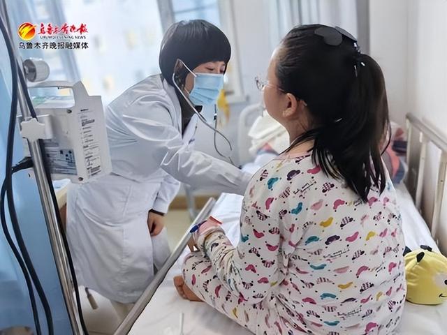 在自治区第三人民医院儿科住院病区,医生正在为呼吸道疾病患儿听诊