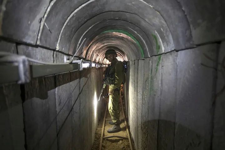 2014年7月,一名以军士兵带领记者进入据称是哈马斯人员使用的地道.