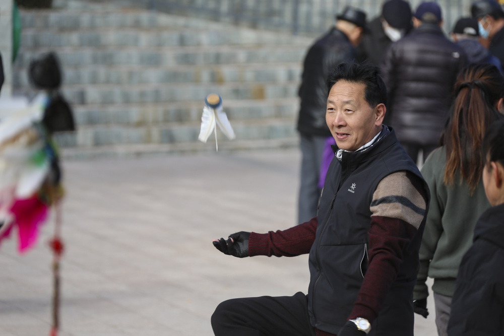 11月8日,市民在张家口市桥西区季园踢毽.