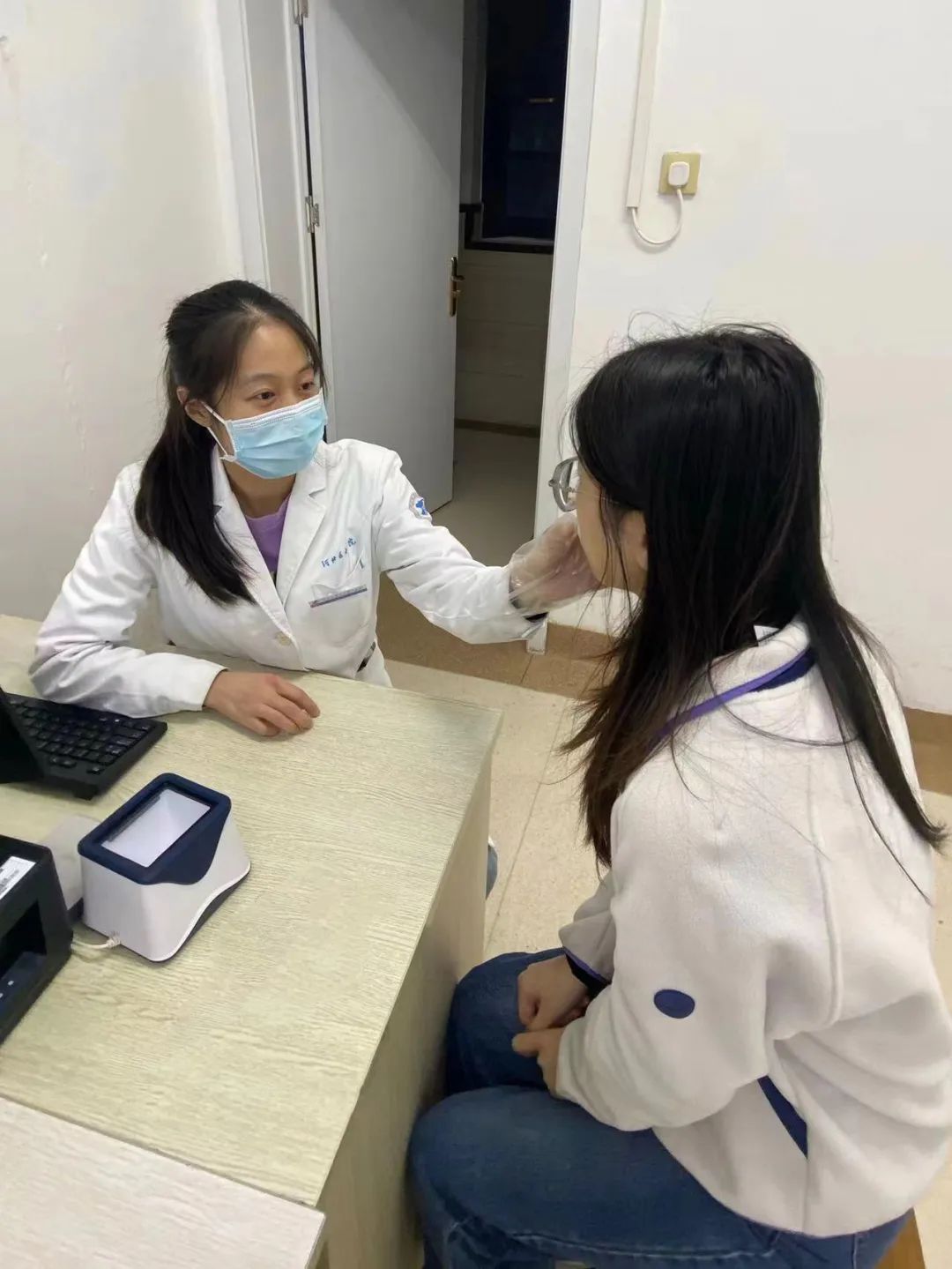 河北医科大学第一医院皮肤医美科住院医师封梦荻在出夜间门诊