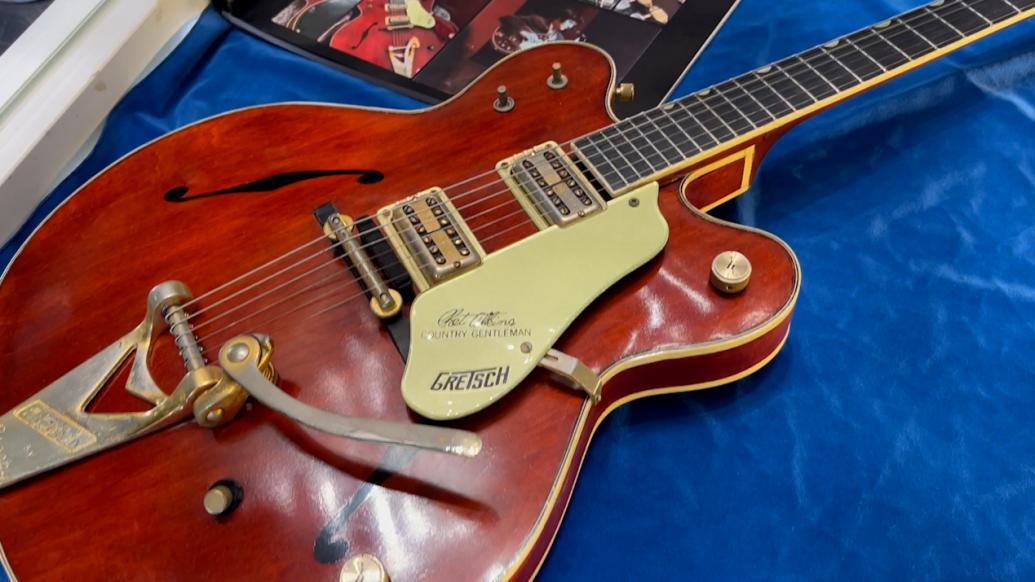 吉他博物馆开馆,美国摇滚乐歌手"猫王"曾用过的吉他展出