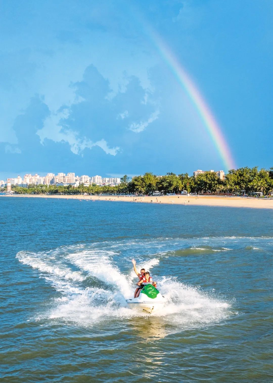 市民游客在海口假日海滩体验水上摩托乐趣.石中华 摄