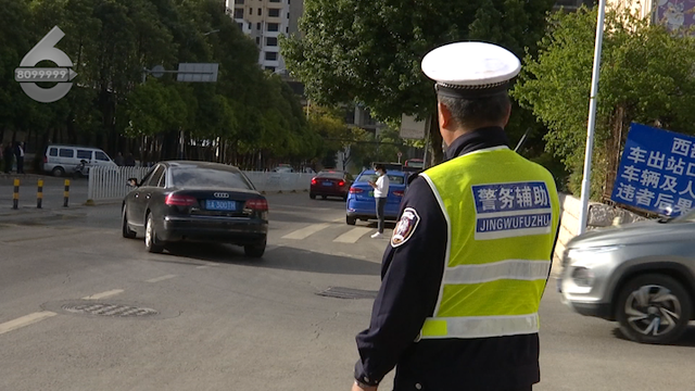 因一个动作,昆明一辅警视频热传!网友:"曝光"他!_新浪财经_新浪网