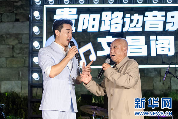 张英席与市民合唱.新华网发(李儒鑫 摄)