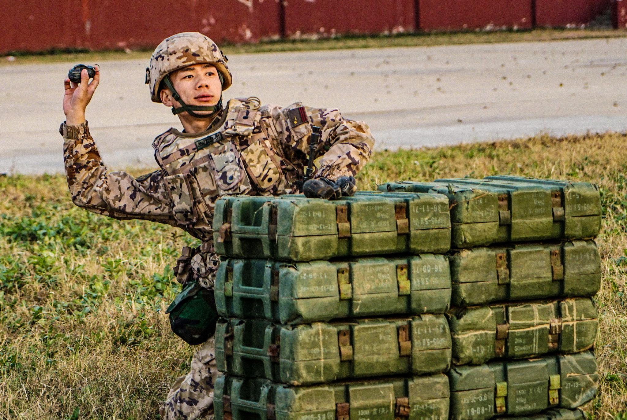 手榴弹使用考核现场.罗骏皓 摄