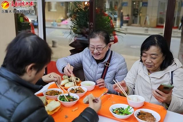 解放北路街道邻里餐厅,居民在用餐.记者米热扎提·木塔力甫摄