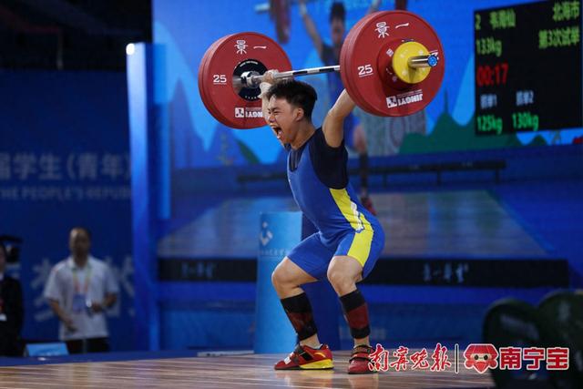 广西北海队韦海仙61公斤级举重夺金