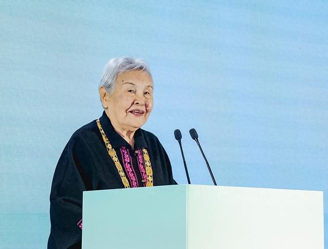 新中国第一位交响乐女指挥家郑小瑛近照.受访者供图