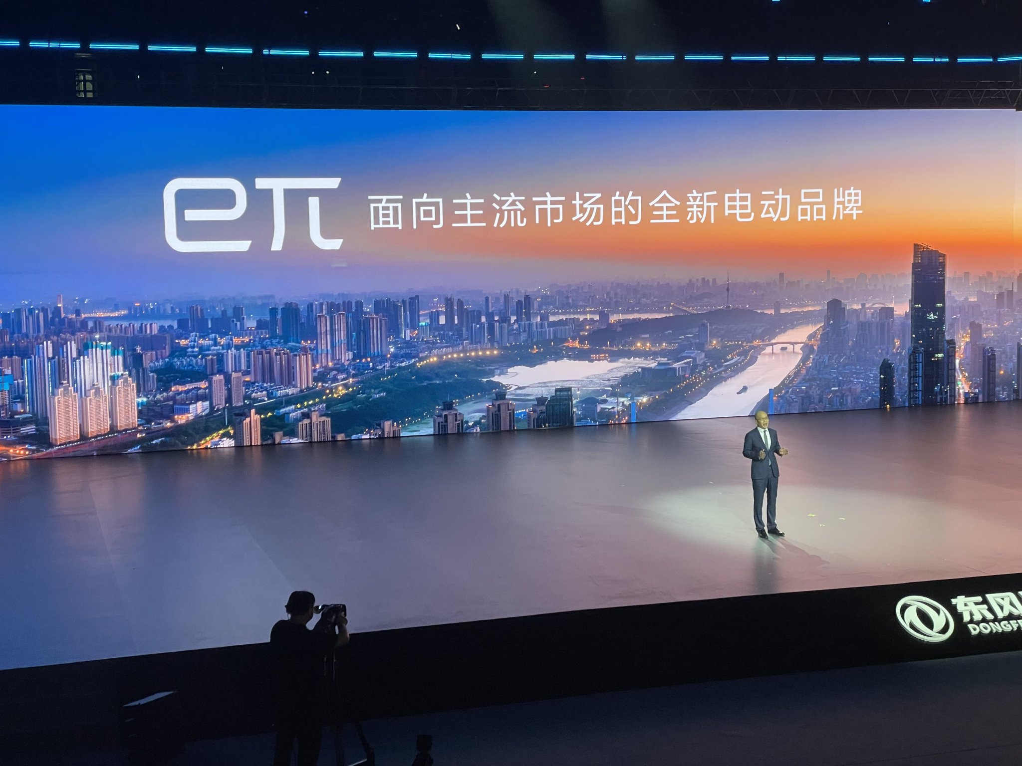 东风新能源品牌东风eπ发布 东风eπ007首发亮相-新浪汽车