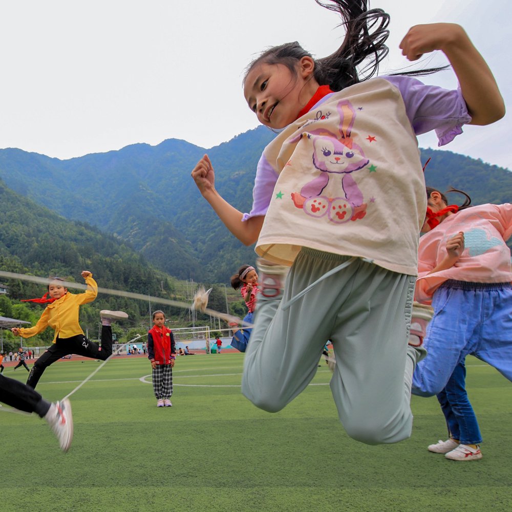 2022年5月18日,贵州省从江县刚边乡中心小学学生在体育课上跳皮筋.