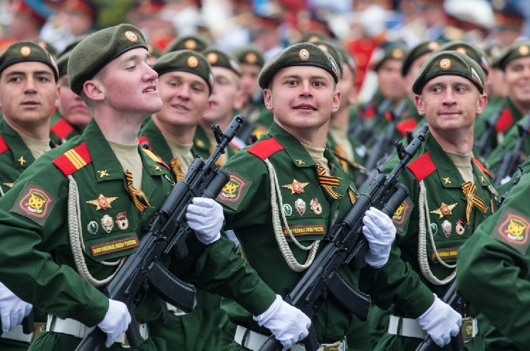 资料图:在俄罗斯首都莫斯科,受阅方队走过红场.图/新华社