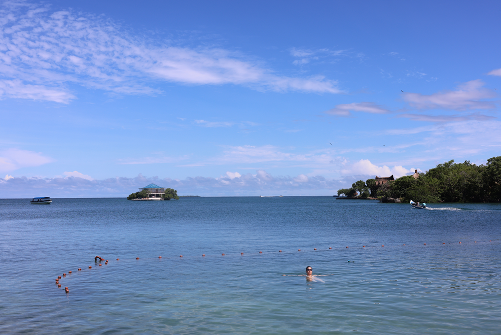 游客在卡塔赫纳港口的海水中游泳.唐薇 摄