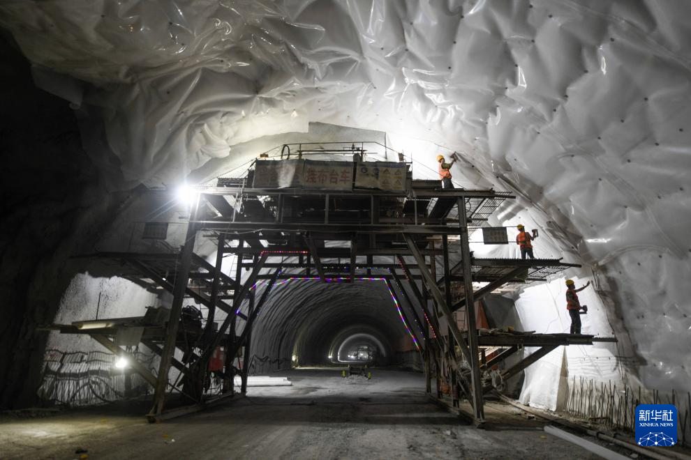 11月6日,工人在杨家窝铺特长隧道铺设防水板.