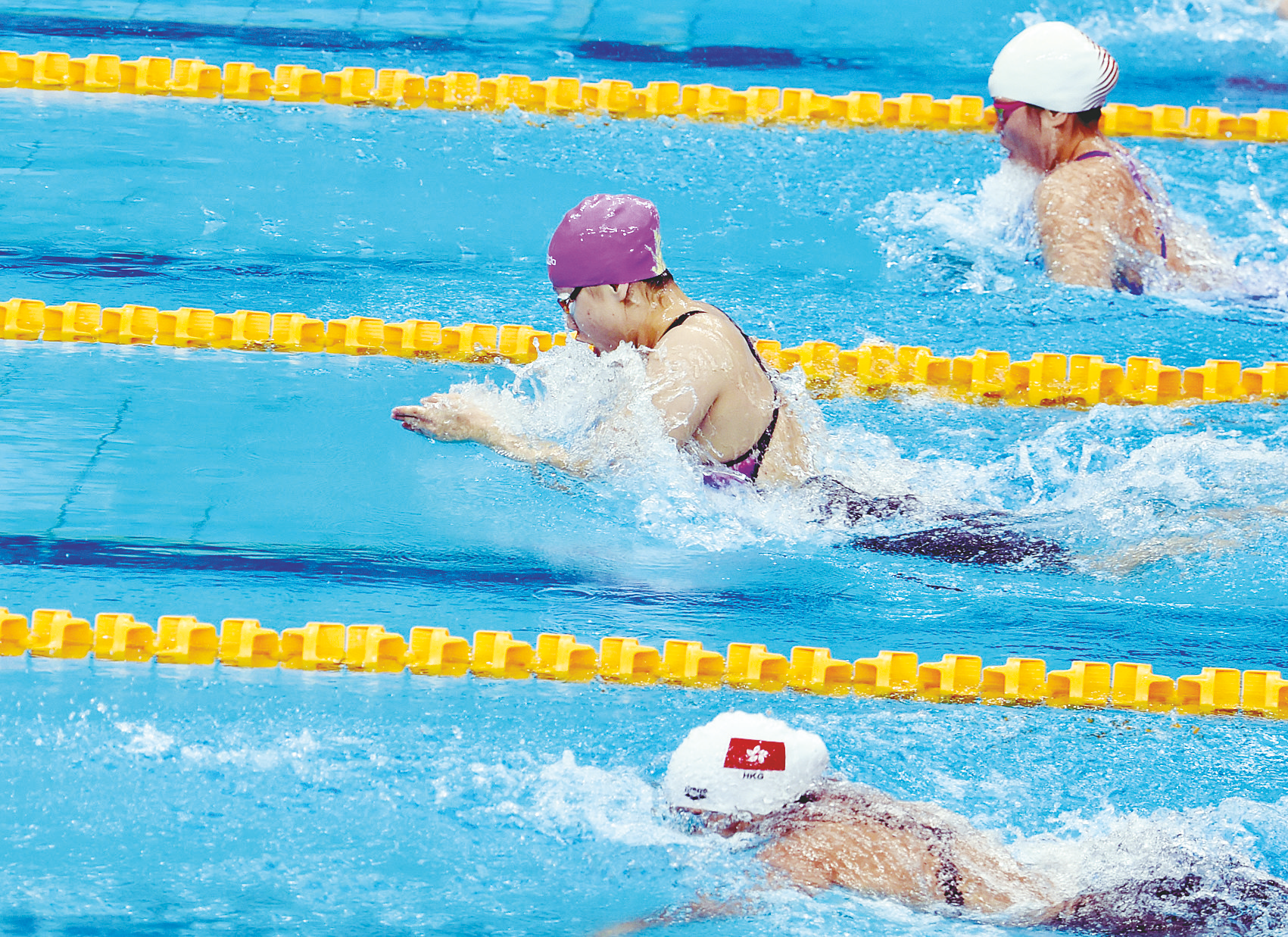     运动员在大学甲组女子50米蛙泳比赛中奋力